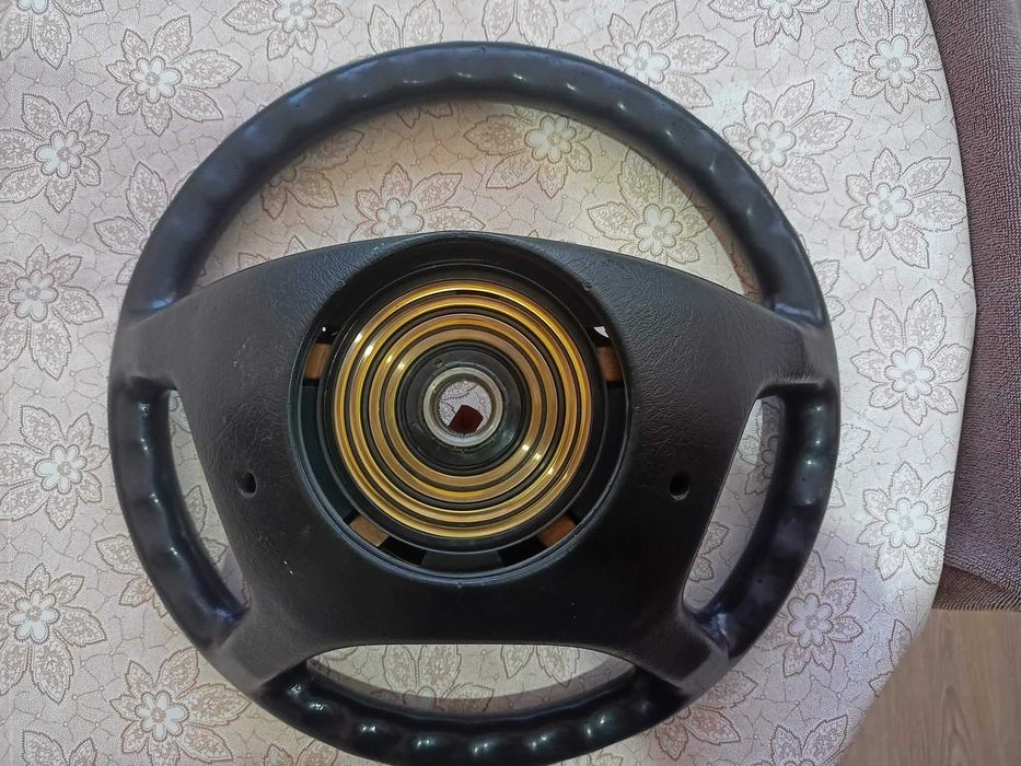 Продава се оригинален гумен волан за Мерцедес W124