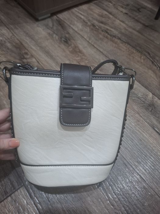 Продам сумку в комплекте 2 ремешка, новая