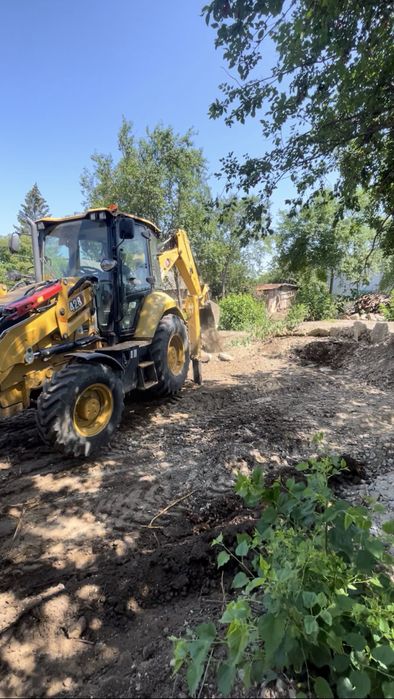 Buldoexcavator de închiriat cu picon – săpături și demolări