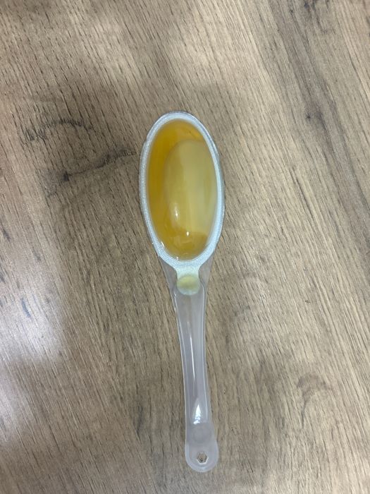 Натуральный мёд в ложке