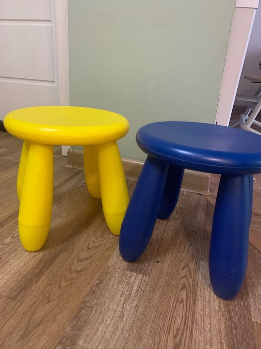 Продам два детских стула табурета