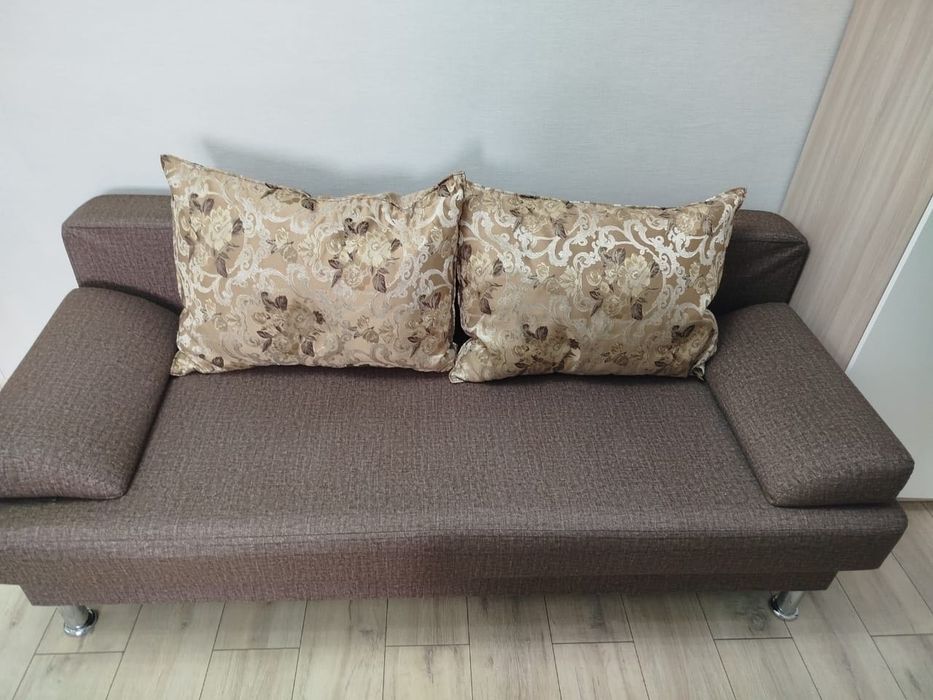 Продам диван коричневый