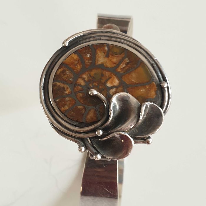 Стара сребърна гривна с Амонит