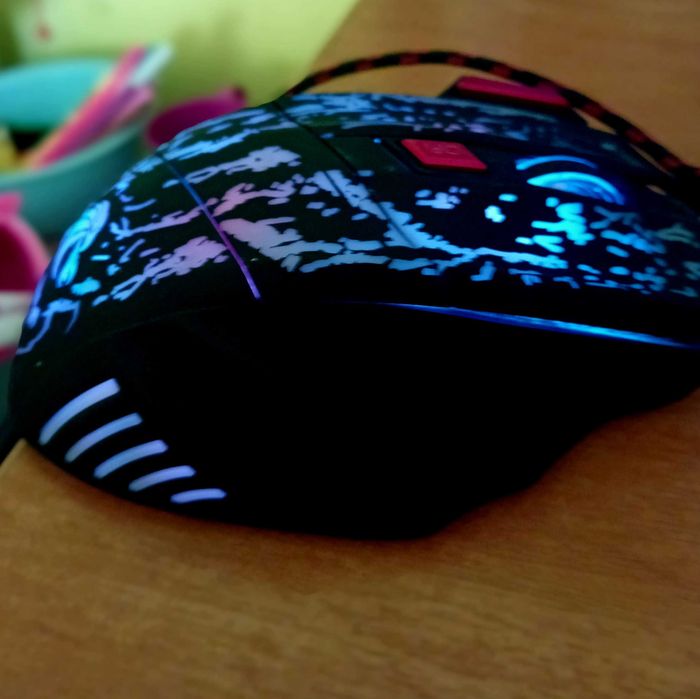 Продавам геймърска мишка HXSL +RGB.