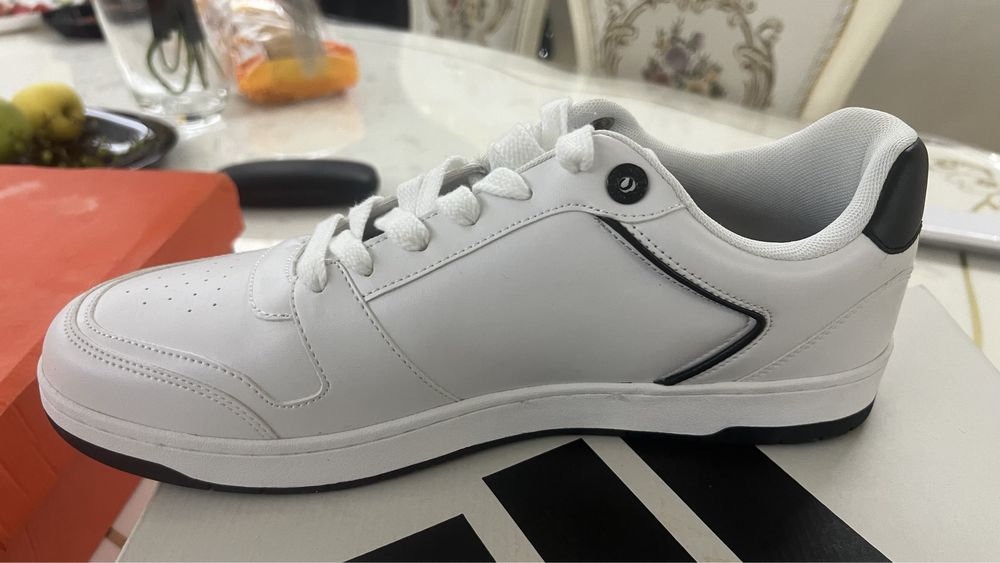 Обувки Guess. Нови