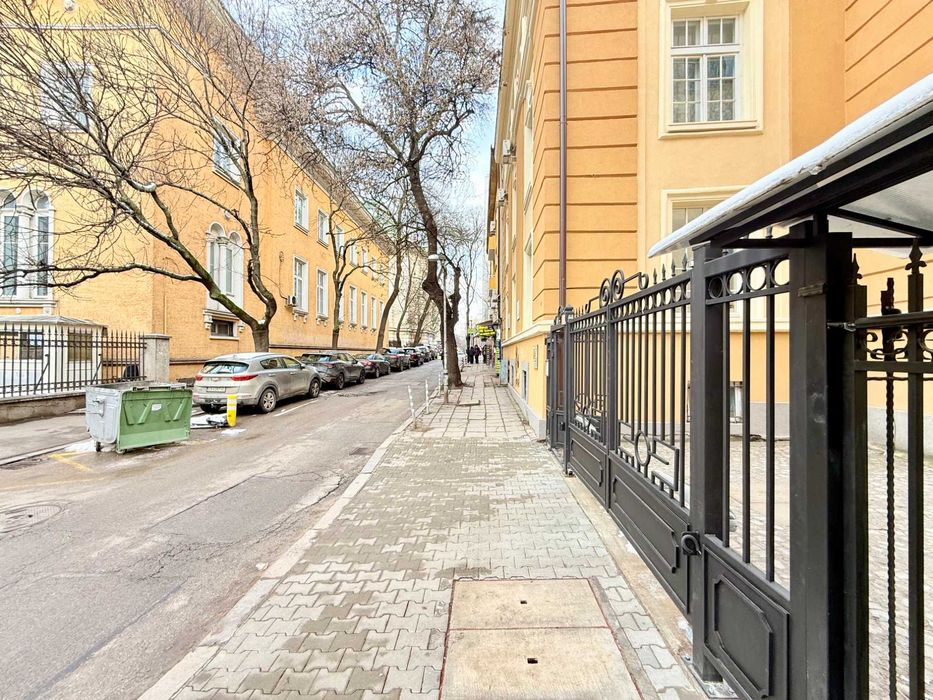 Дава се под наем Многостаен апартамент в София, Докторски паметник - 226 кв.м за 2792.76 € - Снимка #18