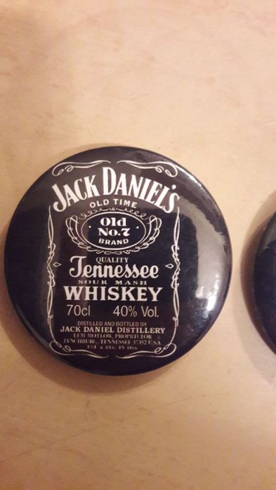 Продам   значки .