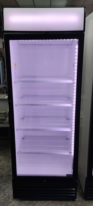 Вертикална хладилна витрина