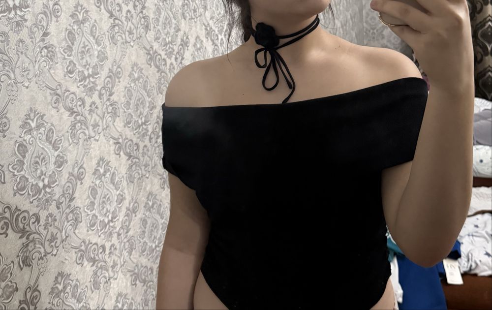 Женский укороченый топ с открытыми плечами