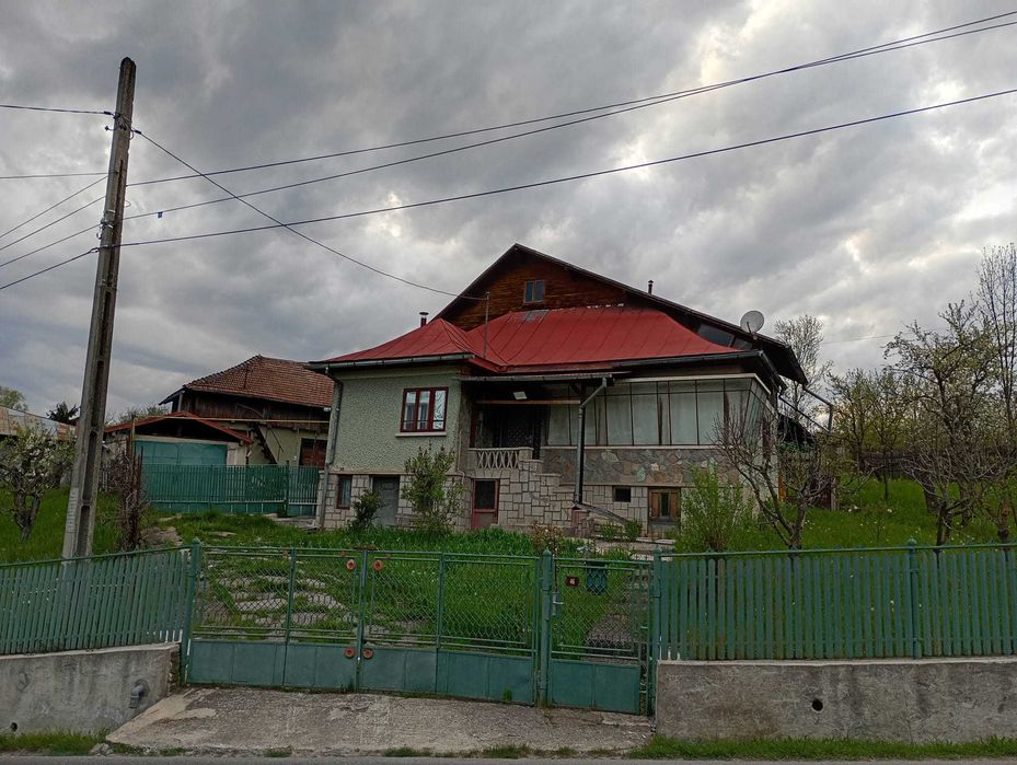 Vand casa Provita de Jos,(P+E+M), avand teren 3250 mp, livada pe rod, la drumul principal, 3 camere (potential de 6)