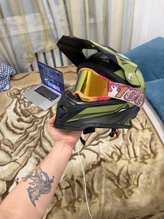 Продаю мотошлем с очками