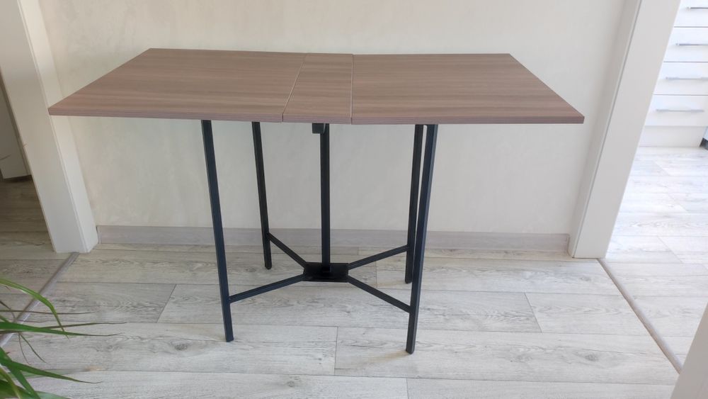 Продам стол обеденный