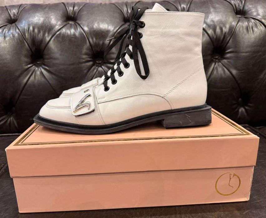 Белые кожаные ботинки осень–весна