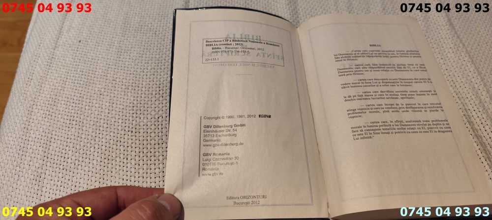 carte carti BIBLIA albastra 2012 impecabila