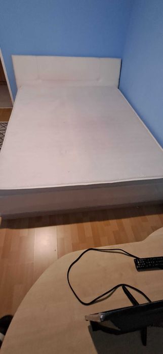 Vând pat 2 pers. in stare foarte bună cu spătar și saltea.
