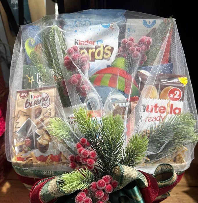 В наличии новогодниее корзины подарки