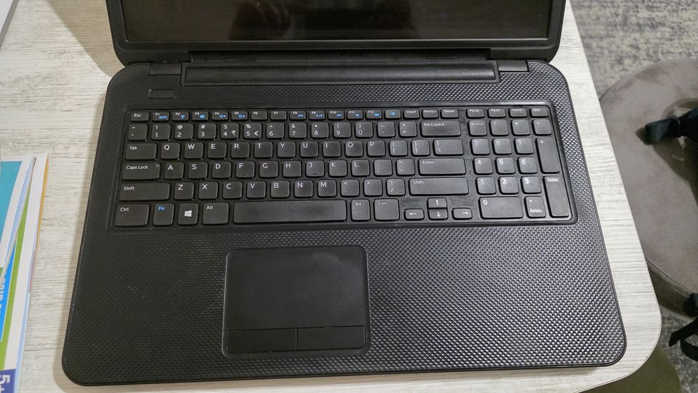 Vand/schimb Laptop Dell Inspiron 3721, display de 17 inch.