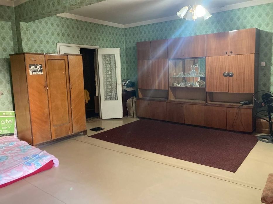 4/2/5 (2 этаж). Сергели 2. Квартира 92 м², дом панельный. Метро 500 м