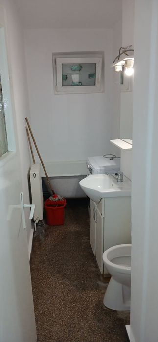 PROPRIETAR Închiriez apartament 3 camere în zonă centrală,