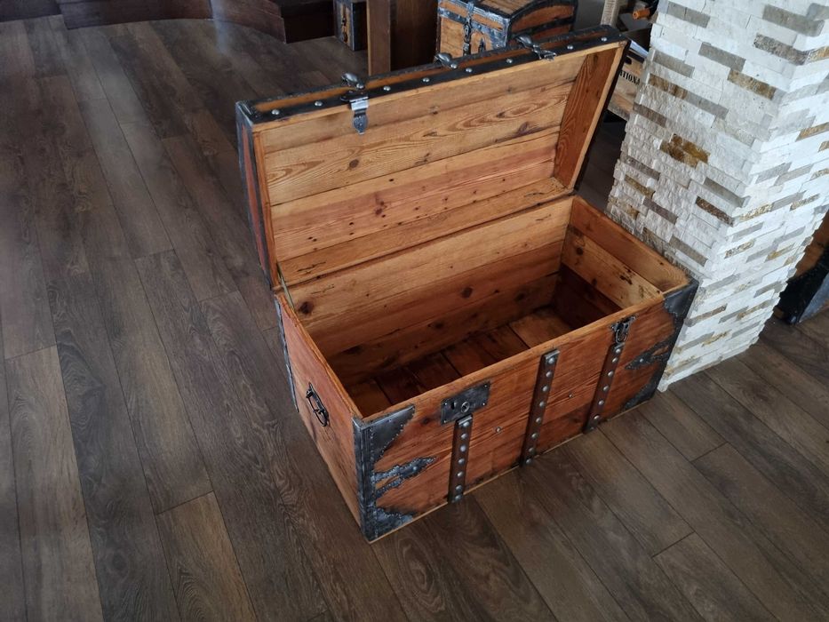 Стар дървен сандък/ракла/скрин