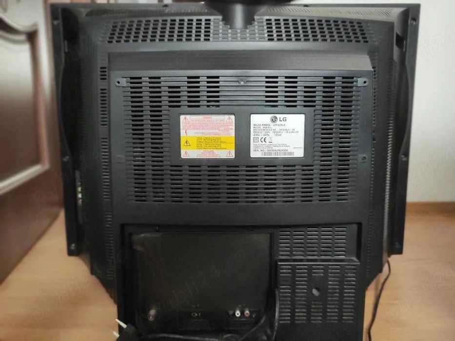Vand Televizor LG cu tub (CRT), Slim (ecran plat), ideal Retro Gaming