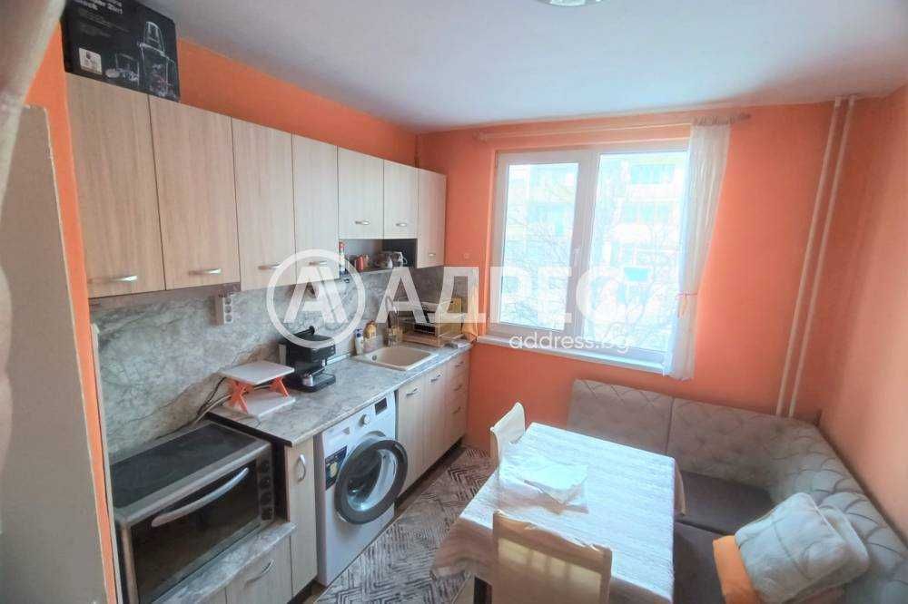 Двустаен среден апартамент в централната част на гр. Разград!