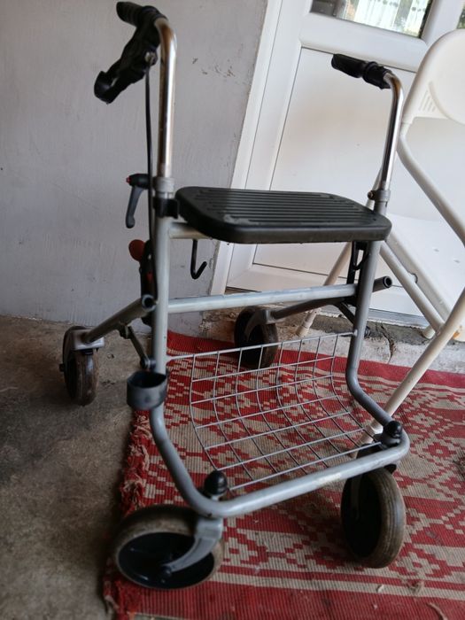 Cadru +scaun baie pt persoane cu dizabilități.