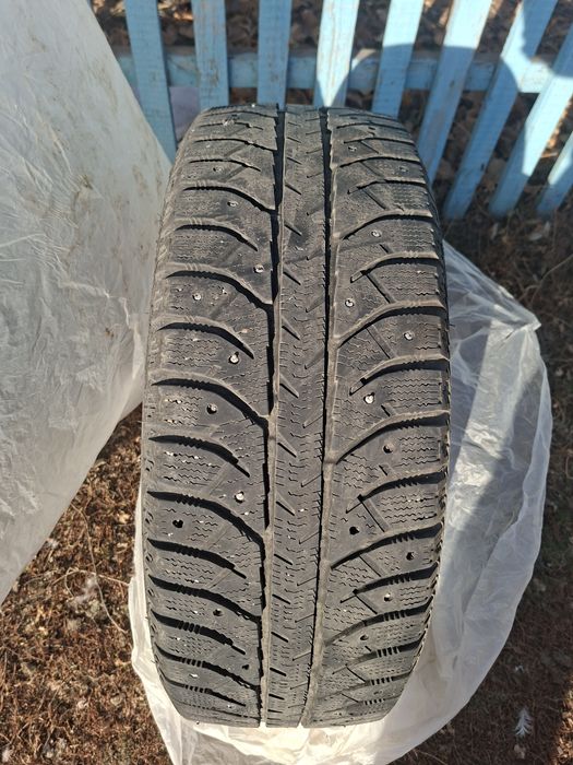 Продам зимние шипованные шины