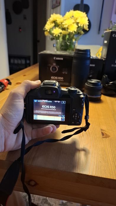 Canon R50 Mirrorless- APS - C с три обектива