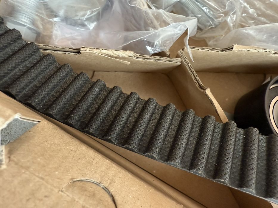 Dacia, Renaut - водна помпа, ангренажен ремък и ролка [BOSCH]