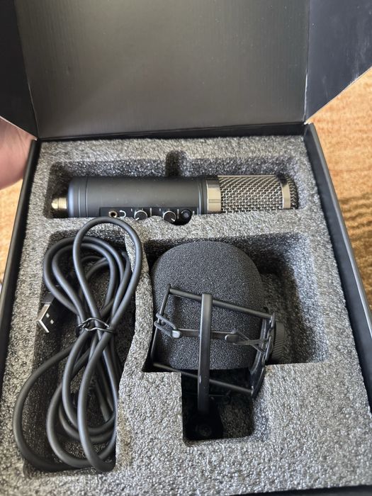 Microfon streaming Trust GXT 256 EXXO si suport prindere de masa