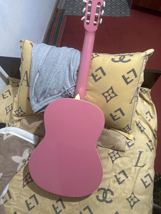Гитара розовая б/у