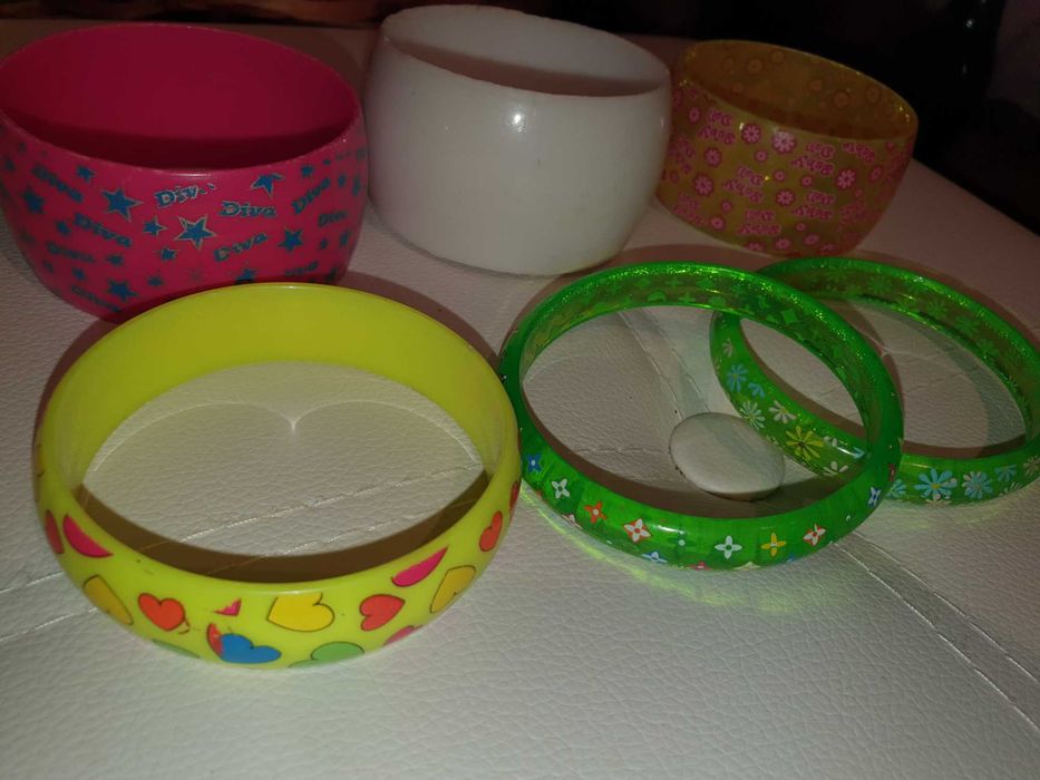 Пластмасови шарени гривни - 6 броя