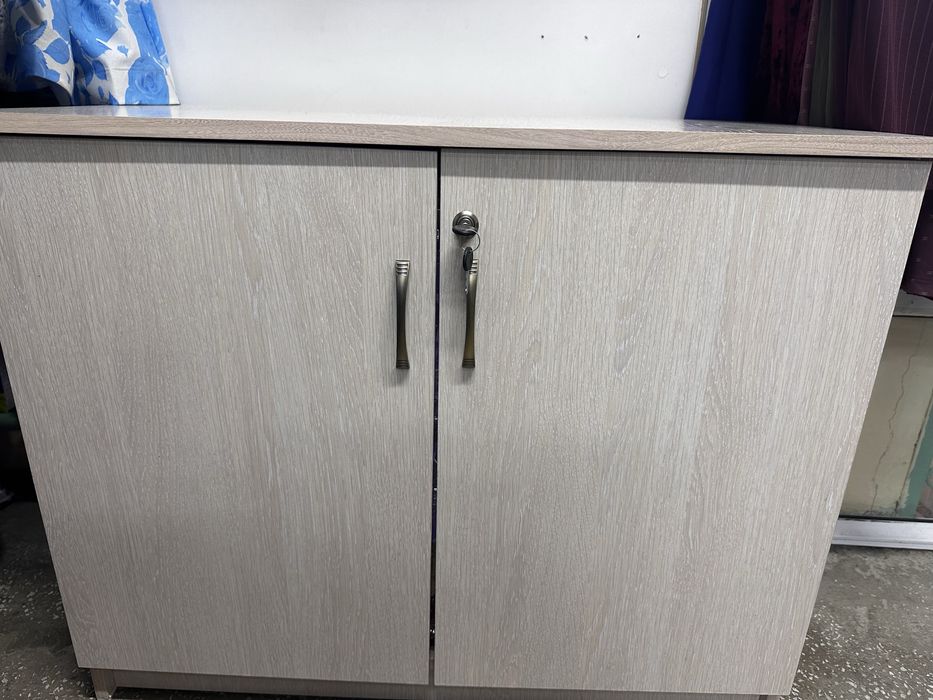 Продам шкафчик . Есть каспий рэд
