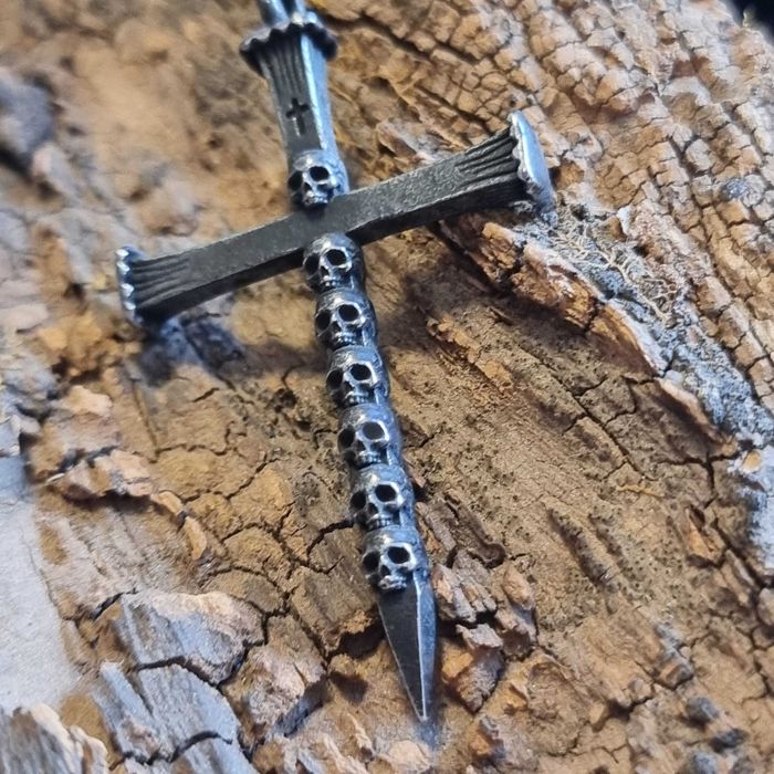 Готически ретро кръст с черепи