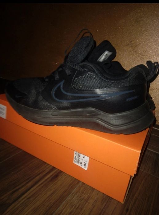 Vând adidași Nike Cosmic Runner.