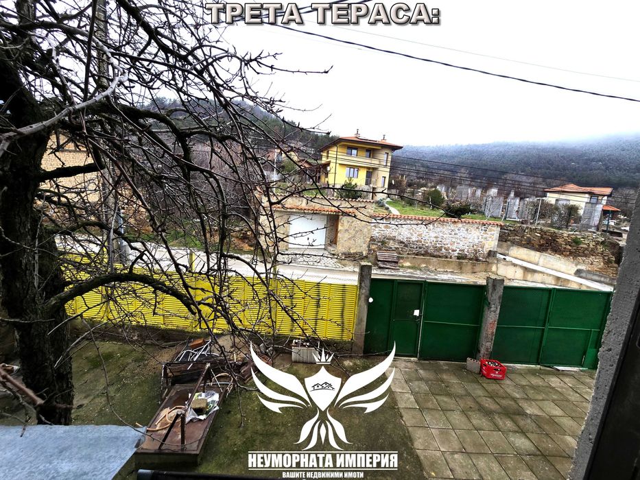 Продавам тристаен апартамент 128кв. с гараж, таван и изба в гр.Хисаря