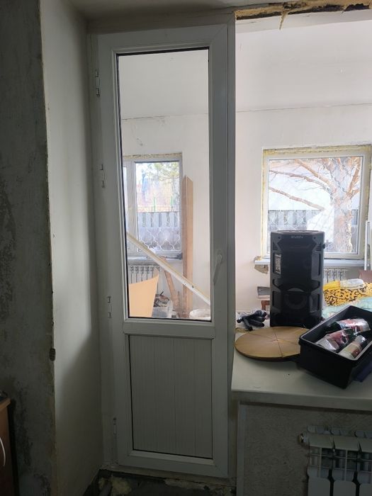 Пластиковые дверь, окно и рамы без стекол б/у