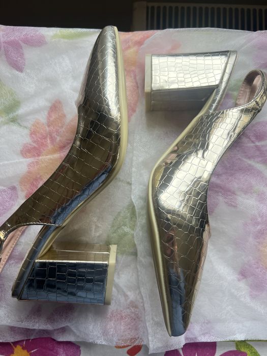 Pantofi noi, aurii decupati la spate