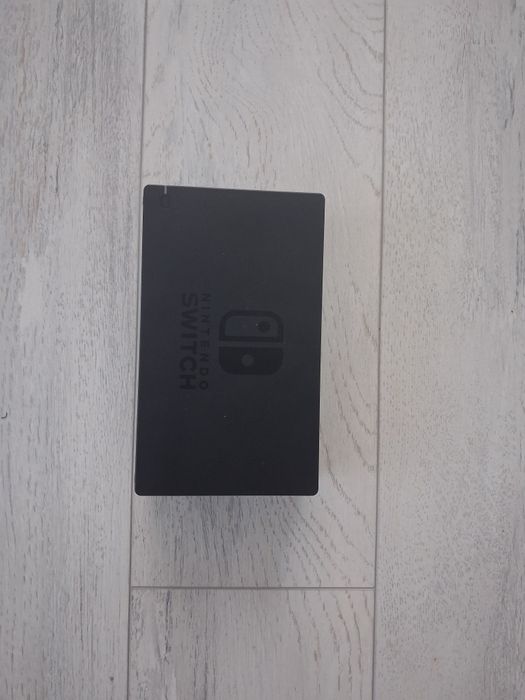 Vănd Nintendo Switch cu dock și un joc .