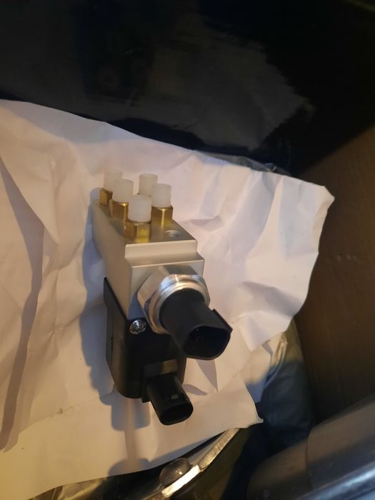 Compresor și bloc de valve