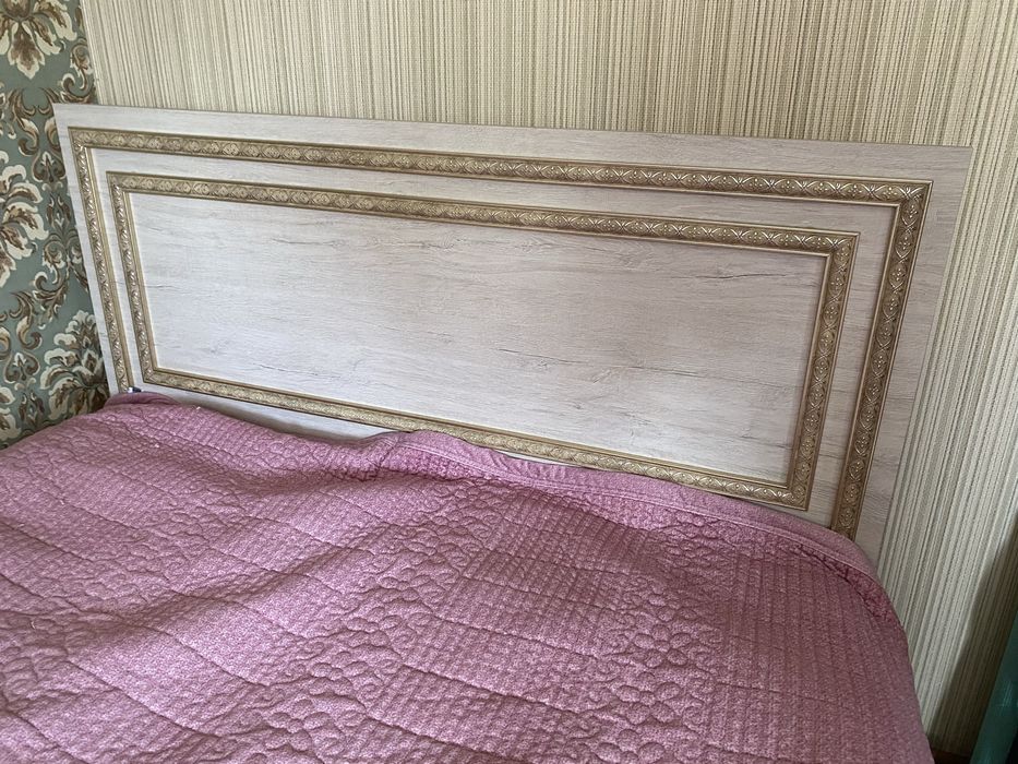 Кровать без матраса