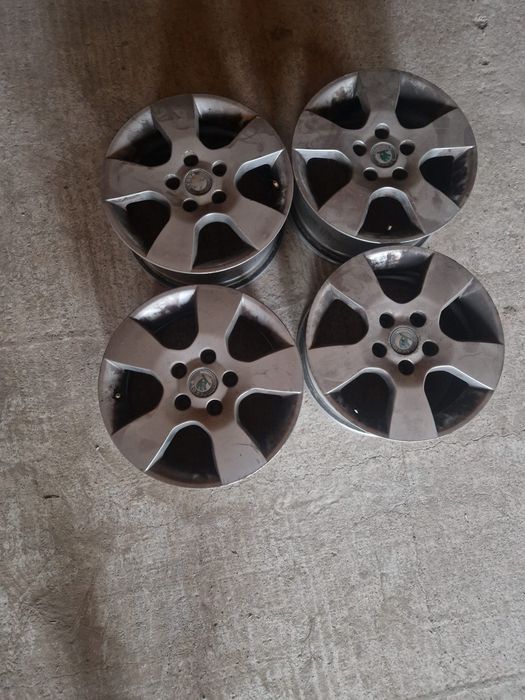 Vând 4 jante aluminiu Skoda Octavia 2 în perfecta stare nu sunt stramb