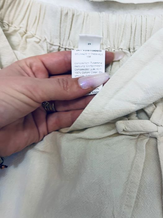 Compleu fete: fustă asian style S + 3 bluzițe + bonus 2 perechi de pantaloni scurți bej