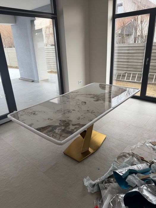 Vand masa noua de bucătărie.