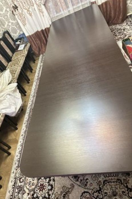 Столы и стульями