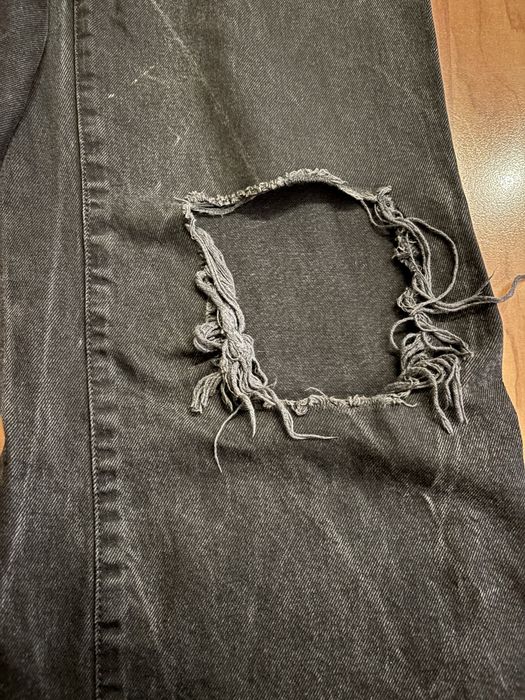 Стилни дънки с дупки на коленете