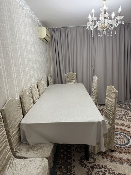 Продаётся деревянный стол со стульями и чехлом