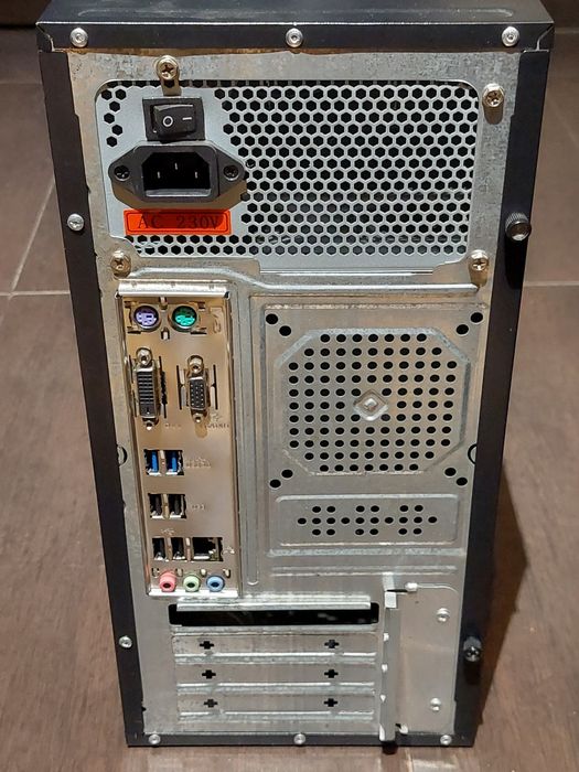 Продавам настолен компютър