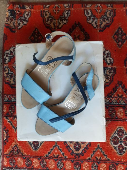 Oyoq kiyimlar sotiladi